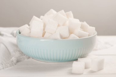 Beyaz masada küp şekerli kase, yakın plan.