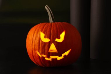 Karanlıkta korkunç balkabağı Jack O 'Lantern. Cadılar Bayramı Dekorasyonu