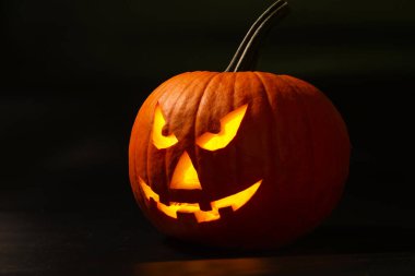 Karanlıkta korkunç balkabağı Jack O 'Lantern. Cadılar Bayramı Dekorasyonu