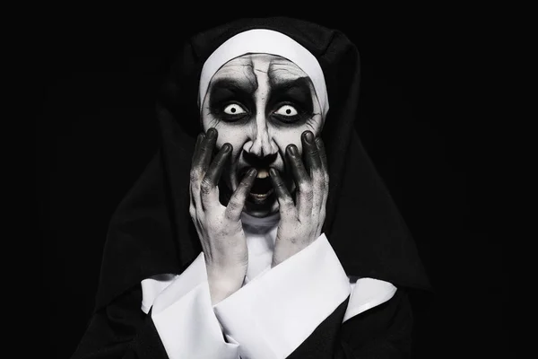 黑色背景的可怕妖怪修女的画像 万圣节派对的样子 — 图库照片