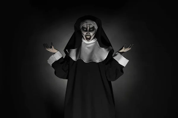 Portrait Une Religieuse Diabolique Effrayante Sur Fond Noir Fête Halloween — Photo