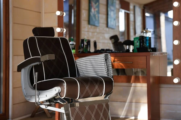 Elegante Posto Lavoro Parrucchiere Con Poltrona Professionale Barbiere — Foto Stock