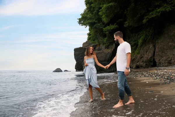 Glada Unga Par Promenader Stranden Nära Havet Plats För Text — Stockfoto