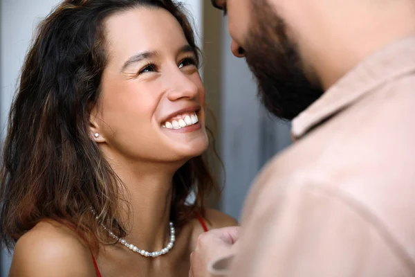 Jovem Casal Feliz Juntos Livre Vista Close — Fotografia de Stock