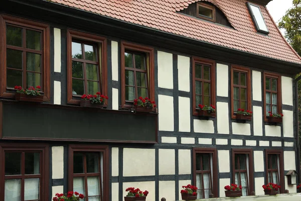 Stijlvol Huis Met Ramen Bruin Dak — Stockfoto