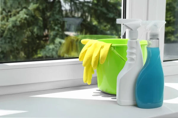 Cubo Verde Con Guantes Botellas Spray Detergentes Alféizar Ventana Interior — Foto de Stock