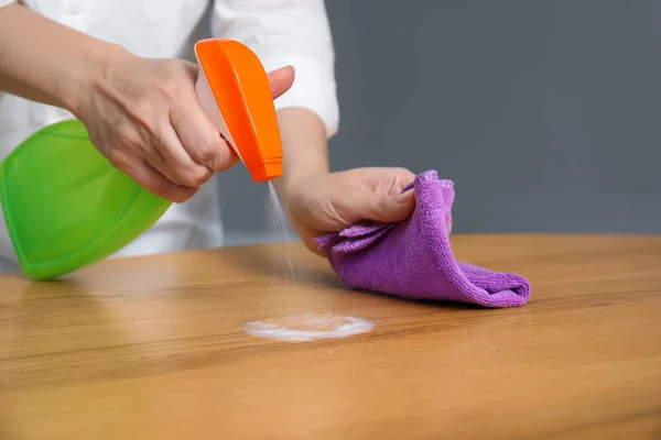 집안에서 세척제를 사용하여 식탁을 청소하는 여자들 — 스톡 사진