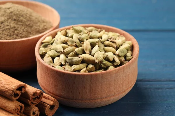 Cardamomo Outras Especiarias Mesa Madeira Azul Close — Fotografia de Stock