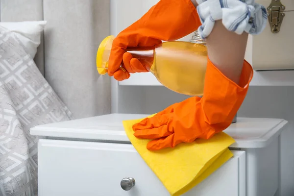 Frau Reinigt Weißen Nachttisch Mit Waschmittel Und Lappen Drinnen Nahaufnahme — Stockfoto