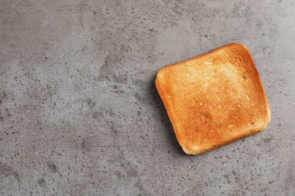 灰色のテーブルの上においしいトーストパンのスライス トップビュー テキストのスペース — ストック写真