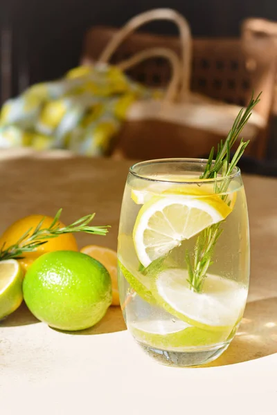 Вкусный Освежающий Лимонад Ингредиенты Светлом Столе Летний Напиток — стоковое фото