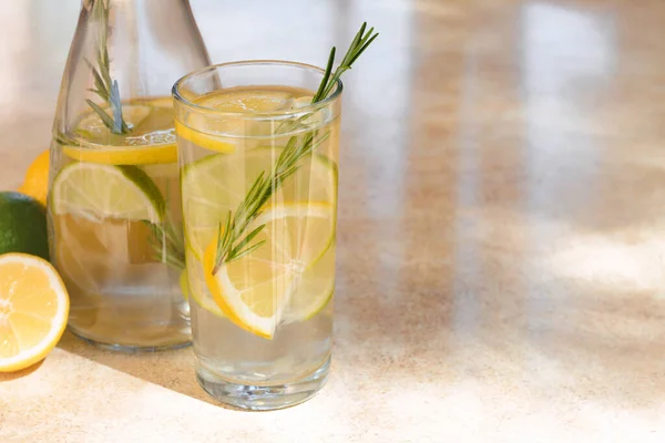 Leckere Erfrischende Limonade Und Zutaten Auf Hellem Tisch Platz Für — Stockfoto