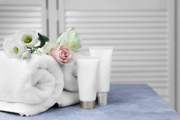 Ręczniki Produkty Kosmetyczne Kwiaty Szarym Stole Wewnątrz — Zdjęcie stockowe