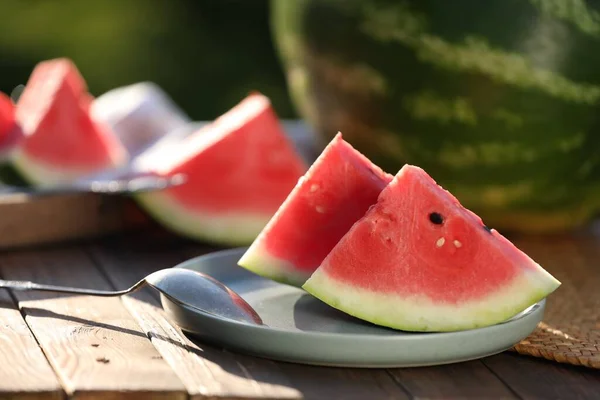 Snijdt Smakelijke Rijpe Watermeloen Houten Tafel Buiten Close — Stockfoto