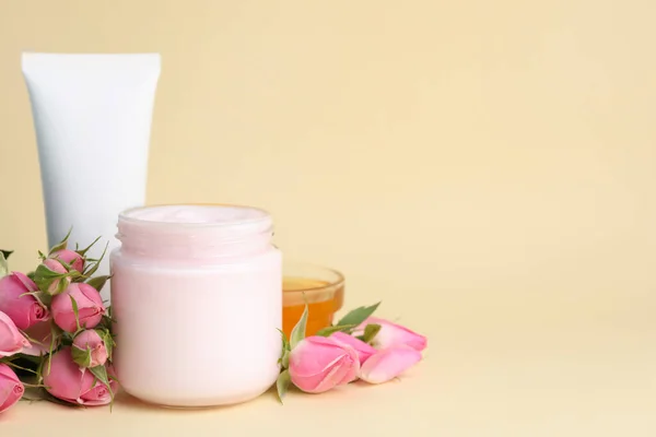 Diferentes Productos Cosméticos Para Cuidado Las Manos Rosas Miel Sobre — Foto de Stock