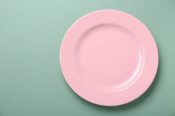 Empty Pink Ceramic Plate Green Background Top View Space Text — Stock Photo, Image