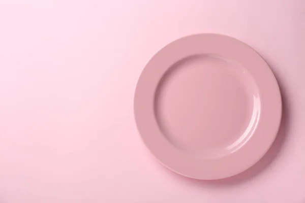 Чистая Тарелка Розовом Фоне Вид Сверху Пространство Текста — стоковое фото