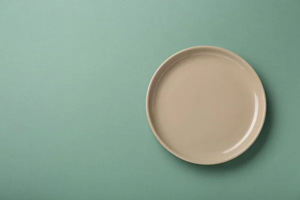 Assiette Beige Propre Sur Fond Vert Clair Vue Dessus Espace — Photo