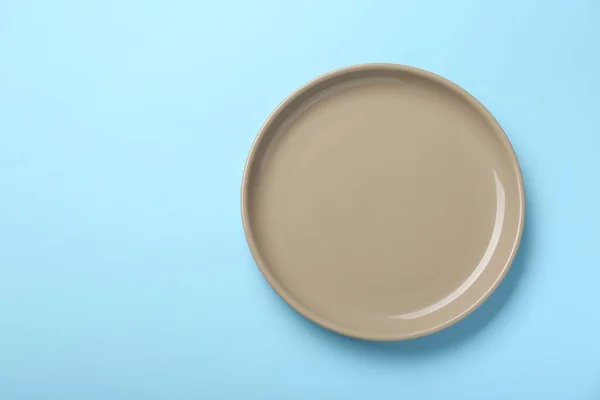 Empty Beige Ceramic Plate Light Blue Background Top View Space — Stock Photo, Image