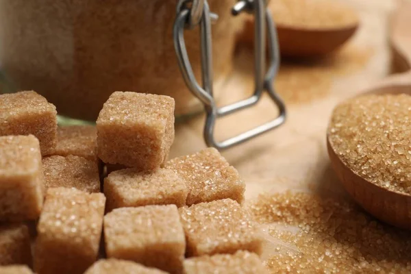 Raffinierte Braune Zuckerwürfel Auf Dem Tisch Nahaufnahme — Stockfoto