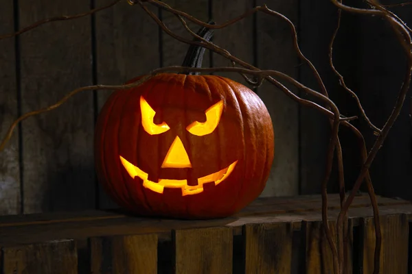 Abóbora Assustadora Jack Lantern Banco Madeira Escuridão Decoração Halloween — Fotografia de Stock