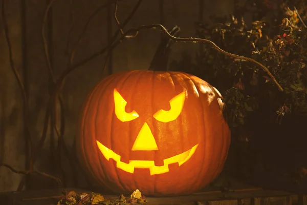 Abóbora Assustadora Jack Lantern Banco Madeira Escuridão Decoração Halloween — Fotografia de Stock