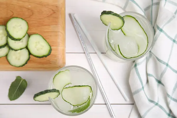 Sabroso Agua Pepino Fresco Con Menta Mesa Madera Blanca Puesta — Foto de Stock