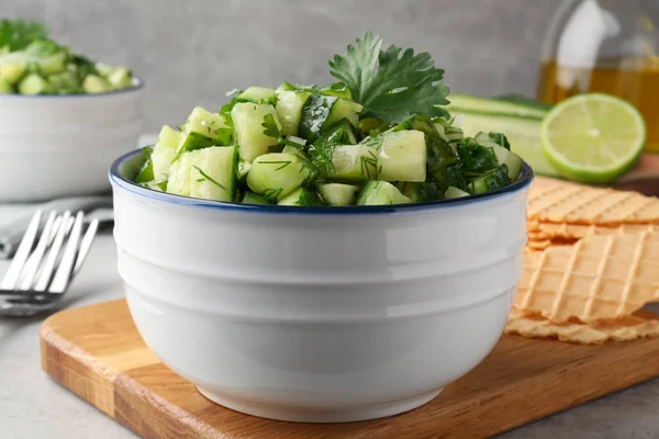 Schaal Van Heerlijke Komkommer Salade Geserveerd Lichte Tafel Close — Stockfoto