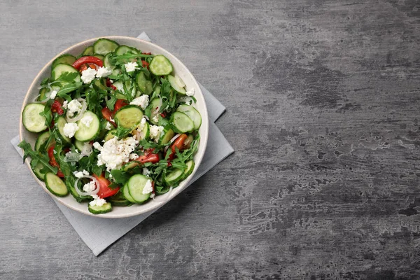 Teller Mit Köstlichem Gurkensalat Auf Grauem Tisch Draufsicht Raum Für — Stockfoto