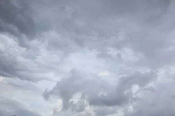 Vista Pitoresca Céu Com Nuvens Fortes Chuvosas — Fotografia de Stock