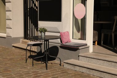 Açık oturaklı güzel bir kafe manzarası var.