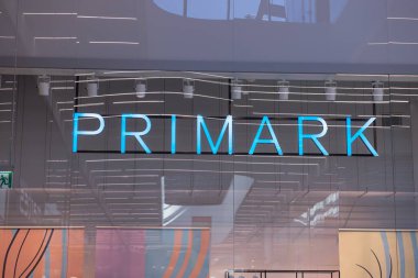SAVAŞ, POLAND - AĞUSTOS 05, 2022: Alışveriş merkezindeki Primark giyim mağazasının panosu