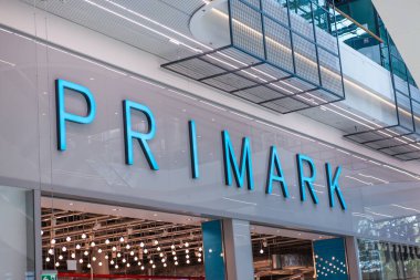 SAVAŞ, POLAND - AĞUSTOS 05, 2022: Alışveriş merkezindeki Primark giyim mağazasının panosu