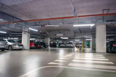 Yeraltı otoparkındaki farklı arabaların görüntüsü