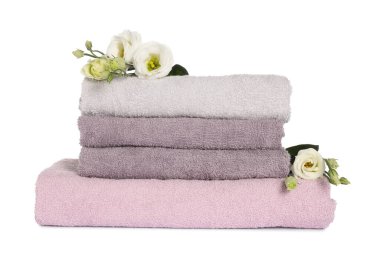 Beyaz çiçekli bir yığın temiz yumuşak havlu.