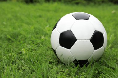 Yeşil çimlerde futbol topu, açık havada, yazı için alan