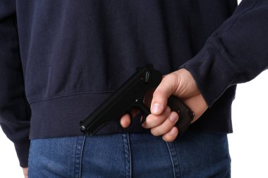 Arkasına silah saklayan adam, yakın çekim görüntüsü.