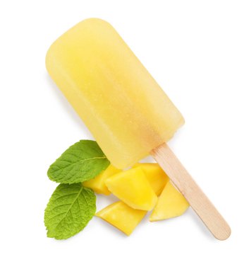 Lezzetli mango dondurması beyaza izole edilmiş, üst manzara. Meyveli dondurma.