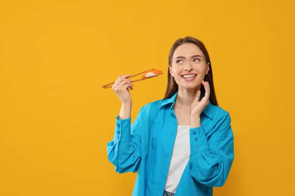 Felice Bella Giovane Donna Che Tiene Sushi Con Bacchette Sfondo — Foto Stock