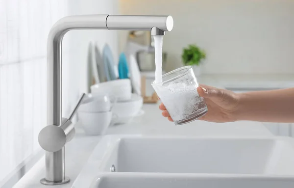 Mujer Llenando Vaso Con Agua Del Grifo Cocina Primer Plano — Foto de Stock