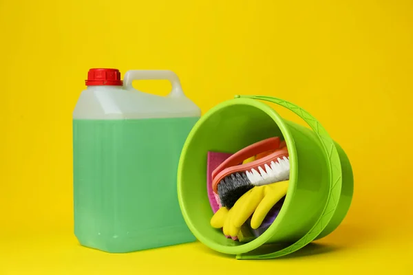 Πράσινος Κουβάς Προμήθειες Καθαρισμού Και Εργαλεία Κίτρινο Φόντο — Φωτογραφία Αρχείου