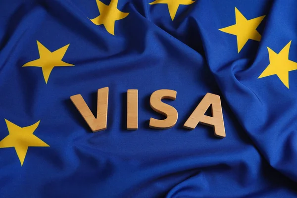 Word Visa Aus Holzbuchstaben Auf Der Flagge Der Europäischen Union — Stockfoto