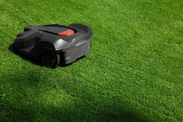 Modern Robot Lawn Mower Green Grass Garden — Stockfoto