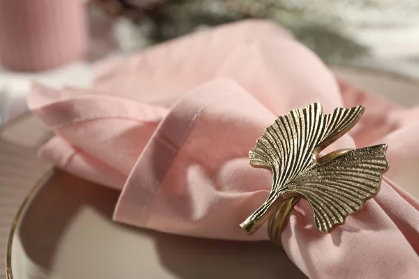 Rózsaszín Szövet Szalvéta Gyönyörű Dekoratív Gyűrű Asztali Beállítás Tányéron Closeup — Stock Fotó
