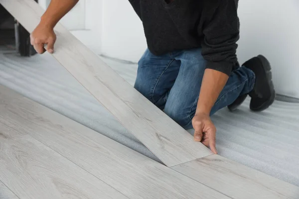 Trabalhador Instalando Novo Piso Laminado Quarto Close — Fotografia de Stock