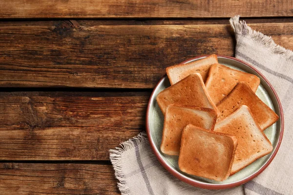 木製のテーブルの上においしいトーストパンのスライス トップビュー テキストのスペース — ストック写真