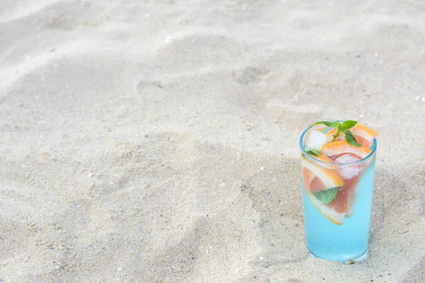 Copo Bebida Refrescante Com Toranja Hortelã Praia Areia Espaço Para — Fotografia de Stock