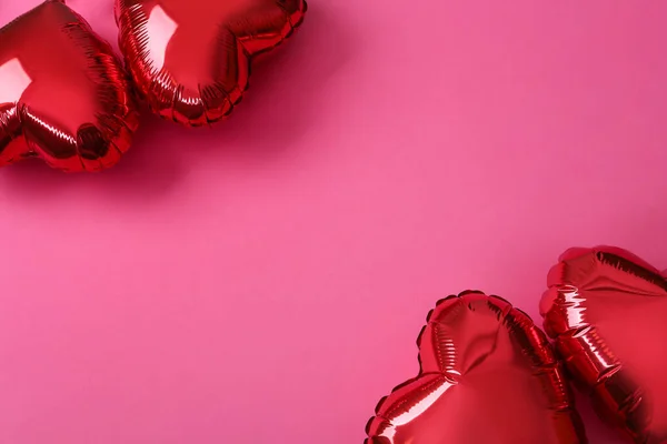 Pembe Arka Planda Kırmızı Kalp Şekilli Balonlar Düz Uzanmış Yazı — Stok fotoğraf