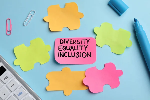 Nota Pegajosa Com Palavras Diversidade Igualdade Inclusão Peças Quebra Cabeça — Fotografia de Stock