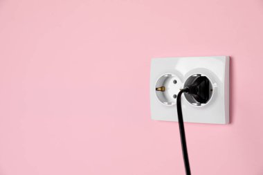 Pembe duvarda prize takılı güç prizleri, mesaj için boşluk. Elektrik arzı